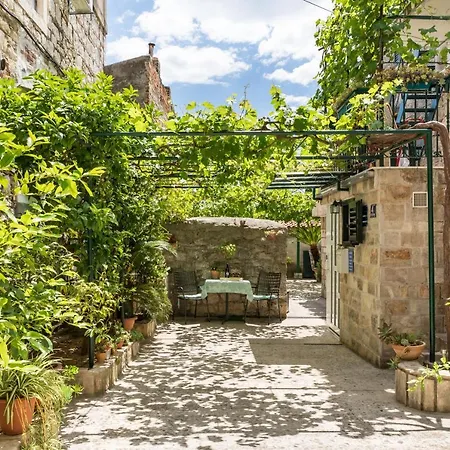 Luxury Silvana With Beautiful Garden Гостьовий будинок Спліт
