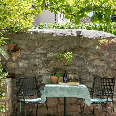 Luxury Silvana With Beautiful Garden Гостьовий будинок Спліт