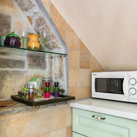 Luxury Silvana With Beautiful Garden Гостьовий будинок Спліт