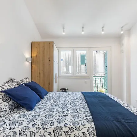 Luxury Silvana With Beautiful Garden Гостьовий будинок Спліт