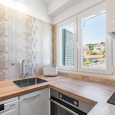 Luxury Silvana With Beautiful Garden Гостьовий будинок