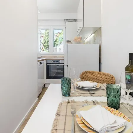 Гостьовий будинок Luxury Silvana With Beautiful Garden 3*