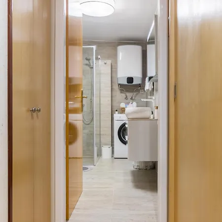 Гостьовий будинок Luxury Silvana With Beautiful Garden 3*