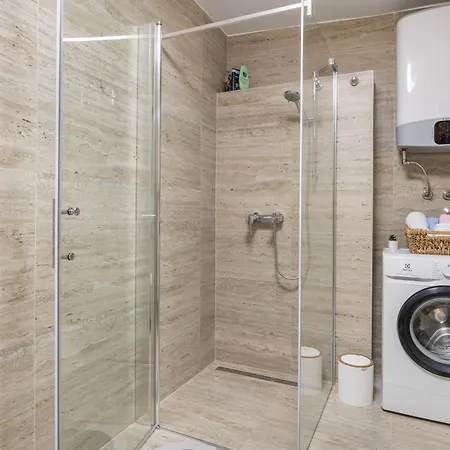 Luxury Silvana With Beautiful Garden Гостьовий будинок