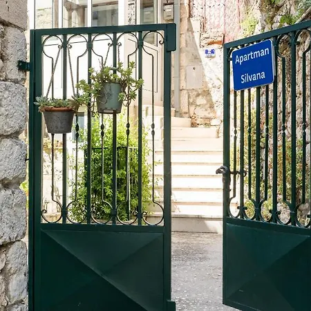 Luxury Silvana With Beautiful Garden Casa de hóspedes 3*