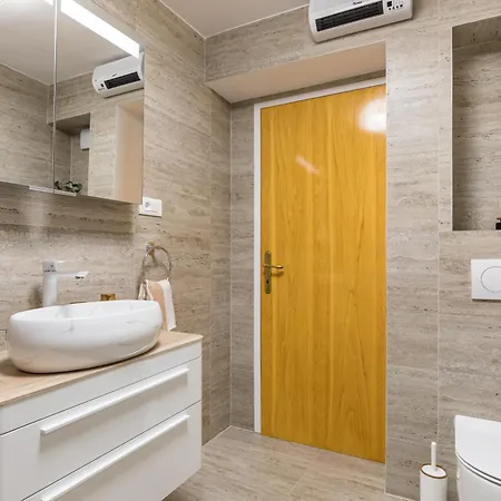 Luxury Silvana With Beautiful Garden 3*